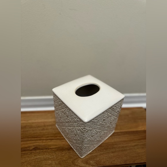 Textured Ceramic Tissue Box Cover - Picture 1 of 3